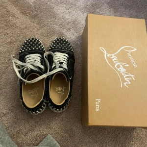 Christian Louboutin skor - Säljer nu mina jättecoola loubs, väldigt unika med glitter, skorna är i bra skick och saknar inga spikar!💕