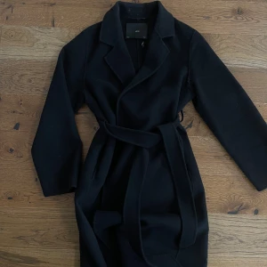 Kappa från Mango  - Svart kappa från Mango, storlek S🤍