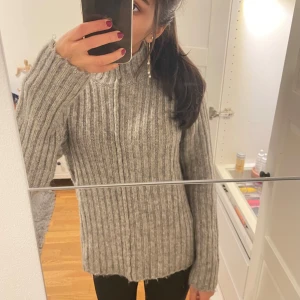 Stickad tröja  - Jättemysig tröja med fina detaljer. I nyskick då den bara använts 1-2 gånger. 