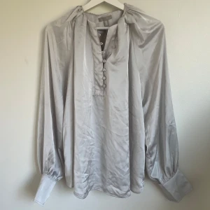 Blus - Skön silkesblus. Aldrig använd.