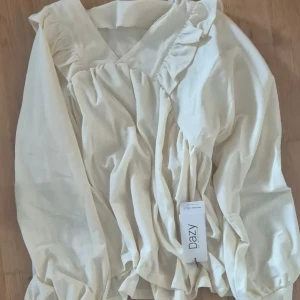 Vit tröja blus - Mycket fin och aldrig använd men har lite damm som nog tas bort om man tvättar den (den har bara legat och dammat). Aprikos färgad