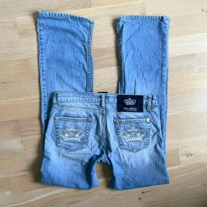 Lågmidjade victoria beckham jeans - Fraktar elr möts upp! Är vagt bootcut och har några stenar på kronorna, storlek w28. Midja: 78cm, innerben: 74cm, ytterben: 96cm