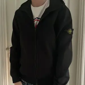 Säljer nu min stone Island jacka eftersom den börjar bli för liten väldigt bra skick 9/10 och den är så klart äkta och priset går att diskutera🎉💯🍾