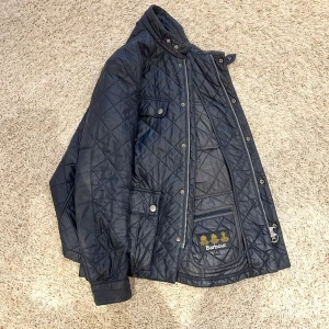 Barbour jacka - Tjena! Säljer nu denna snygga höst jackan från Barbour. Storlek L och skicket är grymt 9/10. Vid frågor hör av er!