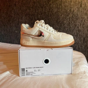 Airforce 1 Travis Scott  - Säljer mina Travis Scott Airforce 1 eftersom den inte passade längre.                       Storlek 41 men kan passa 42. Kommer med all tillbehör.