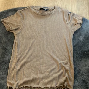 T-shirt  - Fint skicka, knappt använd