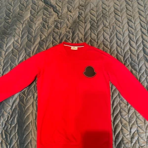 Moncler - Säljer en skön och varm Moncler kofta som funkar till alla års sesonger. Säljs för bra pris, en tröja du garanterat inte kommer ångra att du köpt.