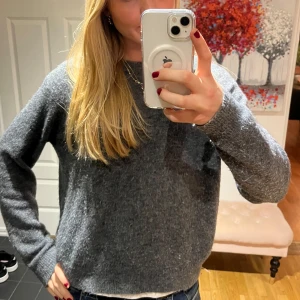 Grå tröja från Zara. Väldigt skön. - Mysig grå tröja från Zara i storlek M. Perfekt för höst och vinter med sin mjuka och varma känsla. Tröjan har långa ärmar och en klassisk rund halsringning. Passar både till vardags och lite mer avslappnade tillfällen.🩶säljer den för att den tyvärr inte kommer till användning!🩶🩶