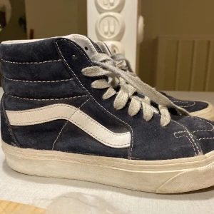 Marinblåa vansskor - Skorna är använda fåtal gånger, säljer då de är för små tyvärr Ljuset gör de lite orättvist💞💞☺️