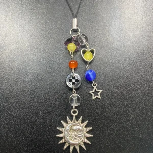 Coraline nyckelring 💛💙🪡 - Coraline nyckelring som är 100% handgjord av mig💞 fråga innan du trycker på köp nu, Swish betalningar går också bra för billigare frakt! 