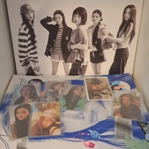 Newjeans Album - 2 stycken Newjeans album, några av sidorna i poster boken är utskurna, kommer med 7 stycken PC's! 150kr styck eller 250 för alltihop