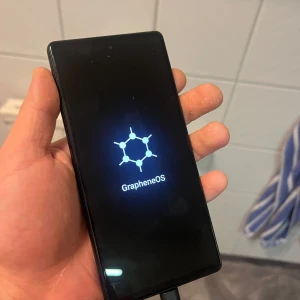 Google Pixel GrapheneOS  - Google Pizel 6a med uppdraterat programvara till GrapheneOS istället för Google’s standard programvara.📲🔋  GrapheneOS  erbjuder full säkerhet med krypterade tjänster samt meddelanden, används även med VPN vilket gör det omöjligt att spåra din data! 📊