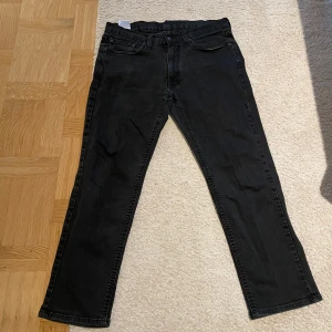 Svarta jeans från Levi's - Säljer ett par svarta Levi's Athletic build jeans i bra skick. De har en klassisk femficksdesign och är tillverkade i slitstarkt denim. Perfekta för både vardag och fest! 🖤con 9/10