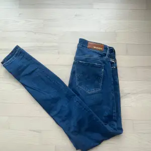 Säljer nu mina gamla replay jeans. Modellen är Luzien och är i storlek 29. Pris går att diskuteras vid snabb affär