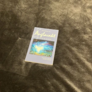 Änglavakt - Boken 'Änglavakt' har en mystisk och drömliknande omslagsbild med blå och gröna toner. Den verkar handla om skyddsänglar och deras roll i våra liv. Perfekt för den som är intresserad av andlighet och vill utforska mer om änglars betydelse.