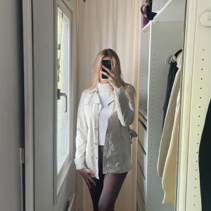 Jacka kappa med bälte - Fin kort kappa med justerbart bälte i midjan köpt på esprit, använd men felfritt skick som ny!