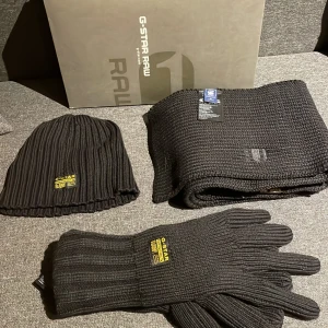 G STAR RAW BUNDEL - Aldrig använt G star bundel med stickad mössa sjal och handskar 10/10 skick 1-3 dagar leverans 🚚 