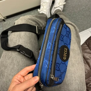 Blå axelväska från Gucci RARE - Skitsnygg blå axelremsväska från Gucci med det klassiska GG-mönstret. Perfekt för både vardag och fest! Kommer med originalförpackning, dustbags och intyg. 👜✨Köpt av mig själv på farfetch för 11/12.000kr för några år sen. Går inte att få tag på längre !! I väldigt bra skick och äkta såklart. 