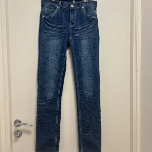 Knox jeans  - Knox jeans som har några krigsskador men är mycket snygga i övrigt! De är mycket små tror de är storlek 152!
