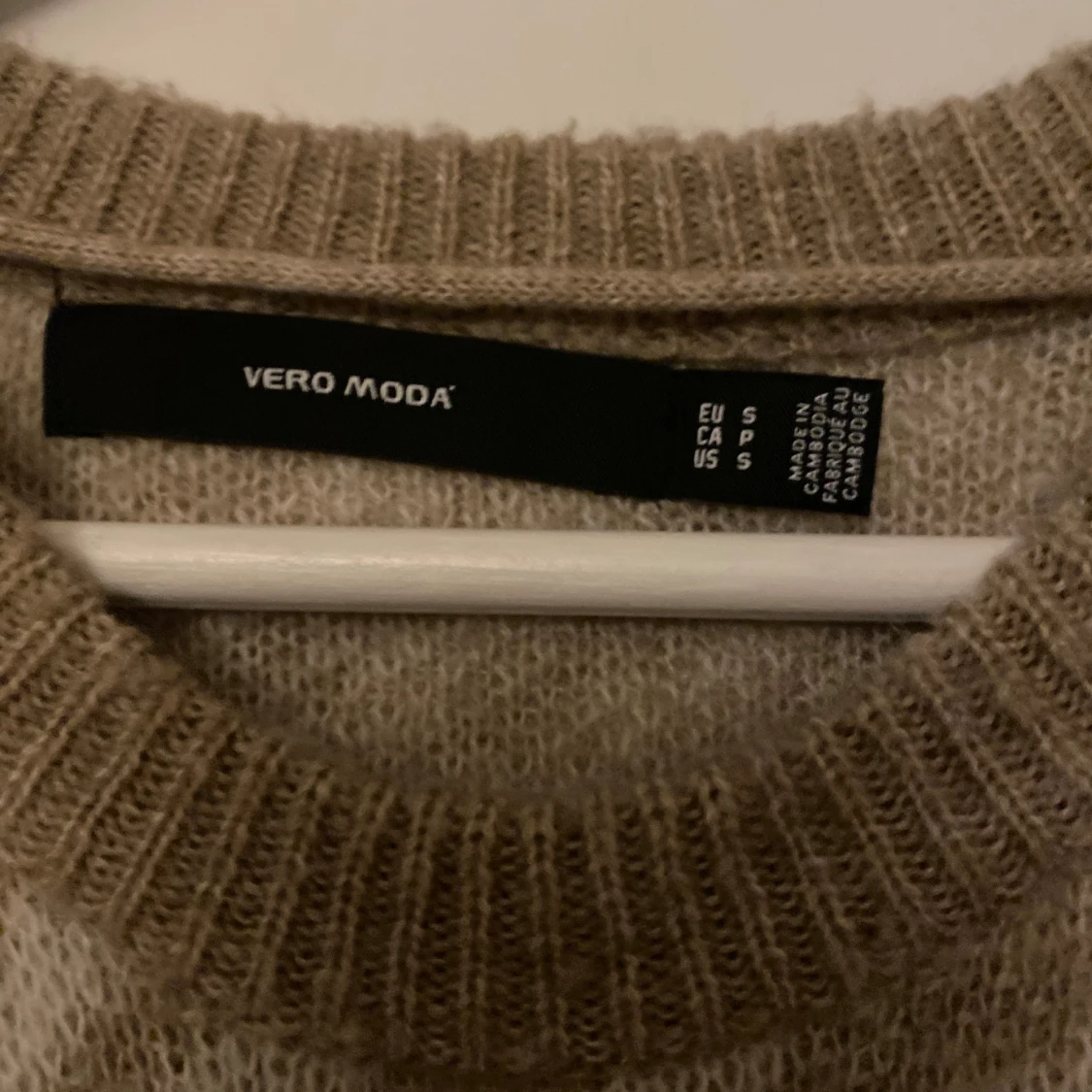 Beige och vit zebramönstrad tröja från Vero Moda - 90