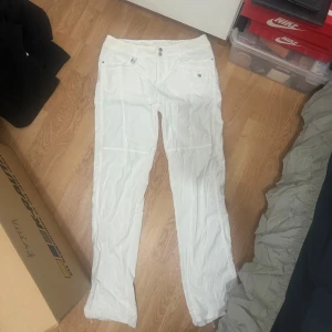 Byxor  - Snygga byxor som tyvärr är för stora för mig, når marken och jag är 175 med Innerbenlängd på ISH 86. 