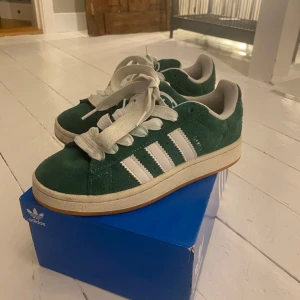 Campus gröna  - Säljer mina gröna campus skor. De är använda men i fint skick. Gröna skosnöre finns inte kvar. Skorna blir inte använda längre, därav priset. 