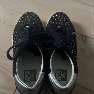 skor  - Skor strl 37, sparsamt använda och bra skick. 