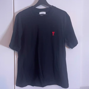 Ami Paris tshirt - Säljer min sjukt feta Ami Paris Tshirt då den inte riktigt passar. Skicket är 9/10 då den knappast är använd. Storlek M. Pris går att disskutera vid snabb affär!