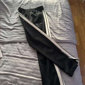 Palm Angels byxor - Säljer ett par Palm angels byxor, tröjan är redan såld så den ingår inte, pris kan diskuteras 