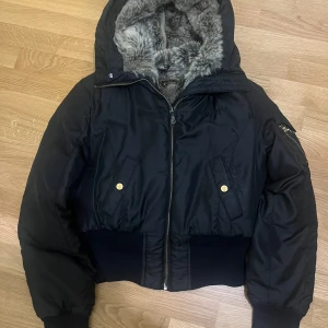 Baby Phat jacka  - Säljer denna supersnygga jackan från Baby Phat. Den är i jättefint skick och varm, perfekt för vintern. Den är i strl M men passar xs-s. Dm för mer!<3 
