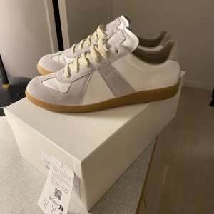 Maison Margiela Gats - Säljer dessa riktigt schyssta Maison Margiela gats i storlek 43. Skorna är i mycket bra skick och användts mycket sparsamt. Allt og tillkommer. Digitalt kvitto från KicksNStuff. Nypris 550€ Skriv vid minsta fråga !