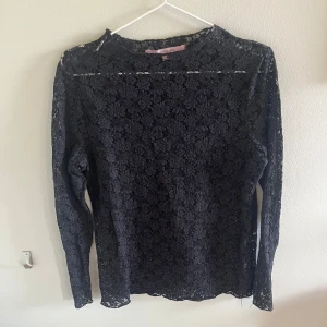 Spets tröja  - Super fin spets tröja som är perfekt nu i höst, storlek S