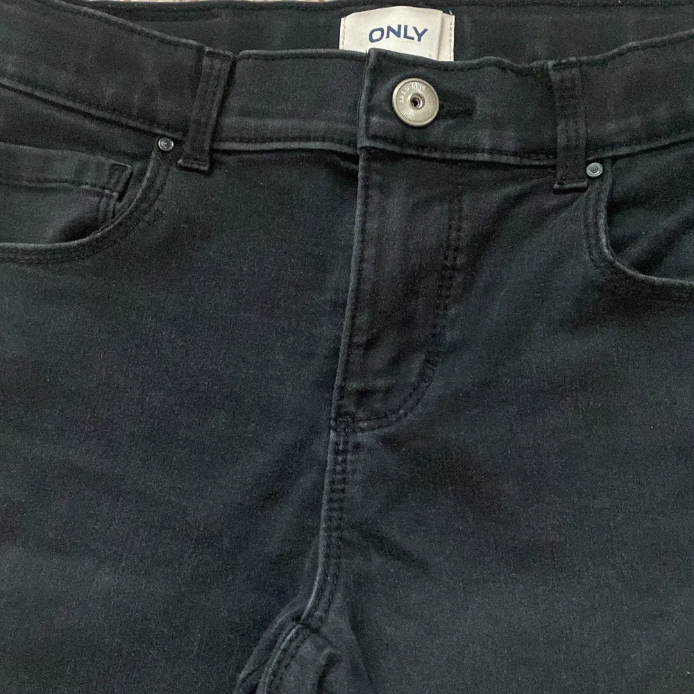 Säljer ett par svarta jeans från ONLY i bra skick. De är ”bootcut”. Jätte snygga! Midjan är låg/mid waist!👏🏼 Midjemått rakt över 30cm Innrebensömen är 72cm. Jeans & Byxor.