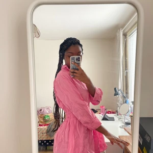 Ljus rosa klänning  - Har inte använt den, är i bra skick och inte strykat.