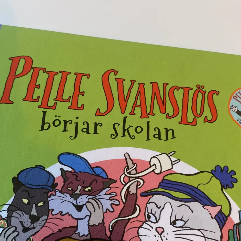 En charmig barnbok om Pelle Svanslös som börjar skolan. Boken är illustrerad med färgglada bilder och har en grön framsida med tecknade katter. Perfekt för barn som älskar äventyr och djur! Har även 3 sidor som är lite rivna🌸. Böcker.