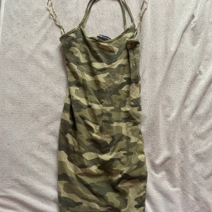 Militär klänning  - 10/10 skick använd några gånger men väldigt bra skick kör från new yorker den är ganska kort 🤍