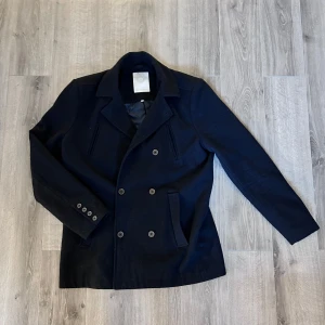 Kappa - En snygg fodrad kort kappa från Tailored Originals. Köpt secondhand men passade inte riktigt.  Det saknas en knapp uppe till vänster men det ser ändå bra ut.   Skriv gärna vid funderingar.