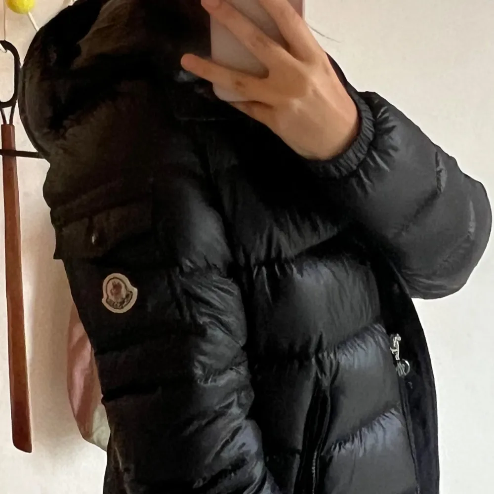 Säljer min fina äkta ”Moncler Gles Jacket” då jag inte änvander den längre. Den er i storlek 3, och jag köpte den i ”Stoy” DK. Den sitter som en S (är 169) och har inga repor. Du måsta bara be om fler bilder!Priset är förhandlingsbart och har kvitto❤️. Jackor.