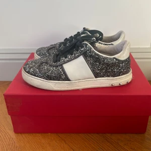 Valentino flycrew - Säljer nu mina valentino flycrews i mycket bra sick box kommer med vid ytterligare frågor eller funderingar är det bara att skriva ✍️ 