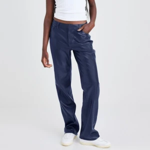 Blåa skinnbyxor  - Säljer dessa assnygga skinnbyxor från bikbok i mycket bra skick! Köptes för 599kr!💙