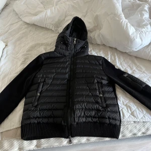 Moncler cardigan jacka - Jag säljer min cardigan jacka har inte använt den så mycket den är i bra skick.