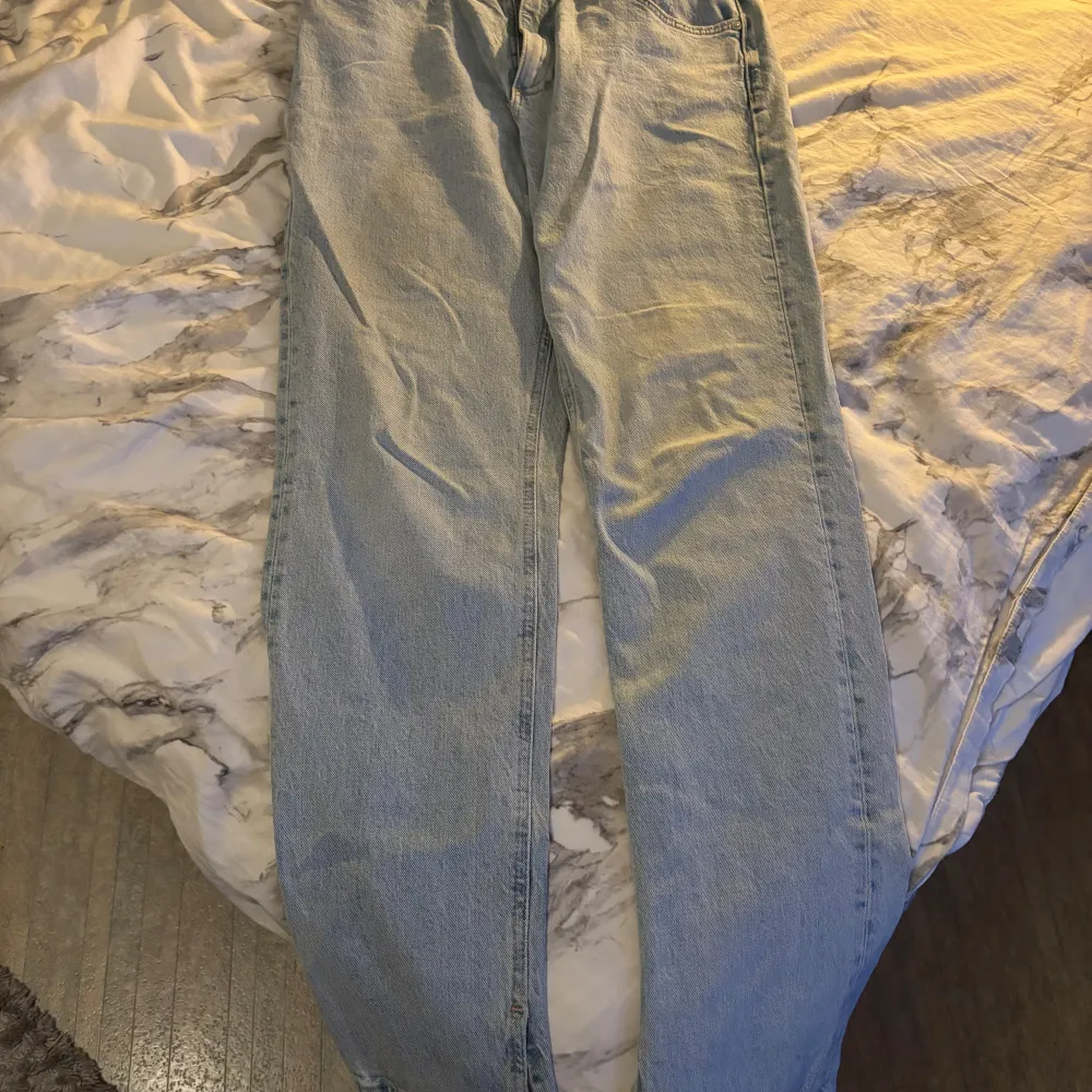 Ljus tvättande jeans med liten slit nere från Zara i storlek 40, skulle säga att dom är ganska små i storlek. Dom är använda få gånger. Nypris 400 kr. Jeans & Byxor.