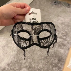 Spets mask - Oanvänd! Med lappar och allt kvar