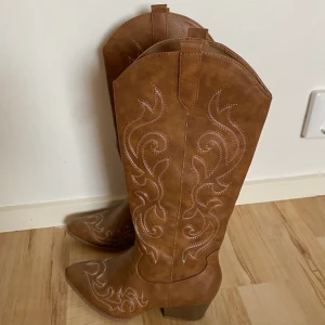 Cowboy boots - Extremt bra skick, använda en gång! Så snygga, köp köp!!🤠🤠