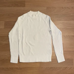 Jack and jones ribbad tröja - Säljer min Jack and Jones ribbade tröja, storlek S. För liten för mig. Använd fåtal gånger, perfekt skick.