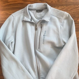 Junior Sail racing bowman hel zip  - Tjena, säljer denna Sail racing tröja som inte har kommit till användning. Tröjan passar perfekt om man är runt 176cm. Har endast använt tröjan 4-5 gånger så den är som ny. Svarar alltid om ni är intresserad. Pris kan diskuteras i dm om ni känner för