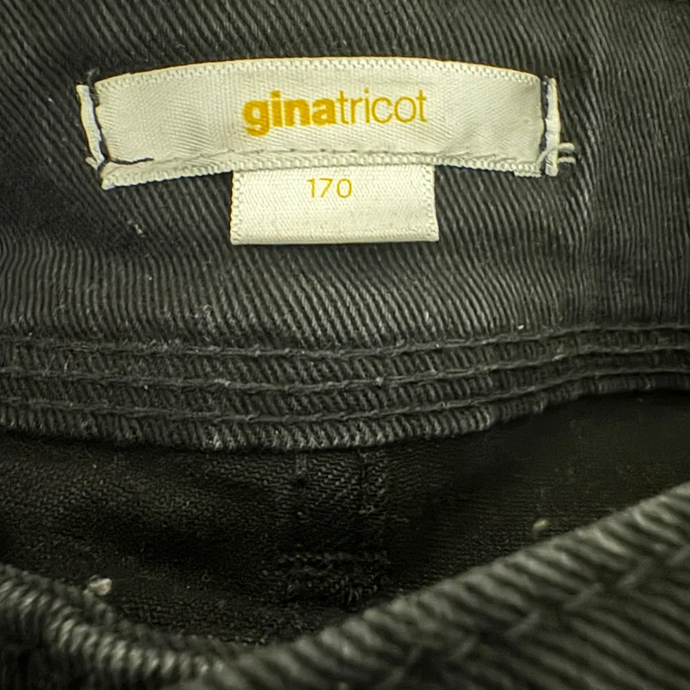 Säljer ett par svarta jeans från Gina Tricot i storlek 170. De har en klassisk femficksdesign och är i mycket bra skick. Köpta för 499 och tvättade en gång 💗. Jeans & Byxor.