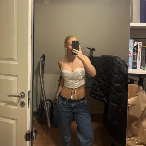 Festtopp  - Festtopp som liknar en korsett!  Superfin och endast använd ett fåtal gånger! Är i storlek M men är själv en S så funkar till båda!