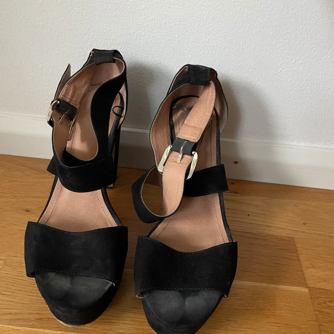 Svarta klackskor med remmar - 91
