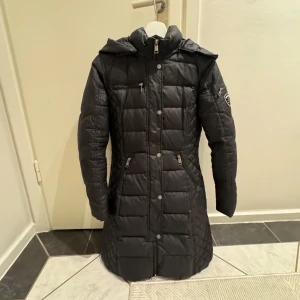 Rock and Blue jacka storlek 36 - Säljer min Rock and Blue Jacka i storlek 36, har tyvärr ej kvar pälsen till luvan.  Den är superfin men använder den ej längre. Hör av er vid funderingar!💓 